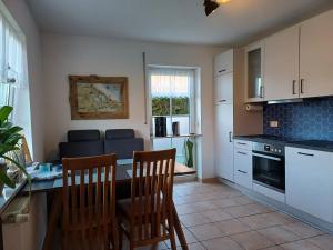 een keuken en een woonkamer met een tafel en stoelen bij Ferienwohung Charlotte in Usedom Town
