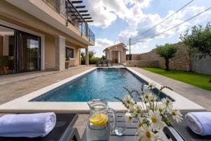 une piscine dans l'arrière-cour d'une maison dans l'établissement Casa Oliveto by Briskva, à Labin