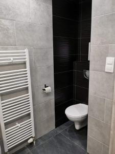 Phòng tắm tại Modern apartment Galaxia in the city