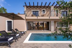 une villa avec piscine devant une maison dans l'établissement Casa Oliveto by Briskva, à Labin