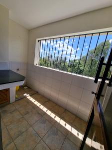 ein Bad mit einem großen Fenster in einem Zimmer in der Unterkunft SRS (Swadakta Royal Suites) in Nakuru