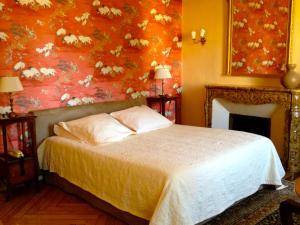 アルベールヴィルにあるHotel Millionのベッドルーム1室(壁に絵画が描かれたベッド1台付)