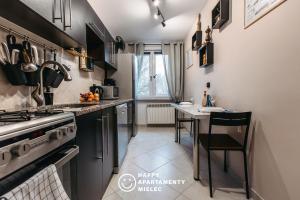 O bucătărie sau chicinetă la Happy Stay - Happy Apartamenty Mielec