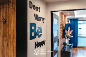 een teken dat zegt maak je geen zorgen wees blij op een deur bij Happy Stay - Happy Apartamenty Mielec in Mielec
