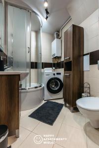 een badkamer met een wasmachine en een wasmachine bij Happy Stay - Happy Apartamenty Mielec in Mielec