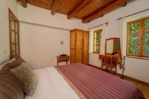 1 dormitorio con 1 cama, escritorio y ventanas en AmasraVilla, en Amasra
