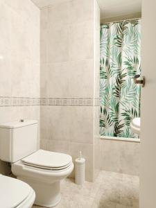 La salle de bains est pourvue de toilettes et d'un rideau de douche. dans l'établissement Royal Luxe Terrace Sierra Subbetica, à Carcabuey