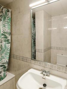 La salle de bains est pourvue d'un lavabo et d'un miroir. dans l'établissement Royal Luxe Terrace Sierra Subbetica, à Carcabuey
