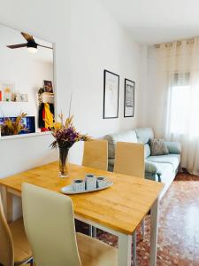 - une salle à manger avec une table et un canapé dans l'établissement Royal Luxe Terrace Sierra Subbetica, à Carcabuey