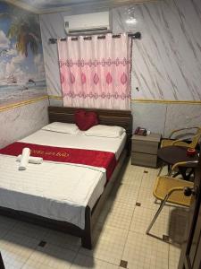 - une chambre avec un lit et un rideau rose dans l'établissement Gia Bảo Hotel - 234/3 Bạch Đằng, Q.Bình Thạnh - by Bay Luxury, à Hô-Chi-Minh-Ville