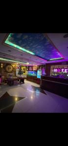 Cette chambre est dotée de lumières violettes et vertes au plafond. dans l'établissement Gia Bảo Hotel - 234/3 Bạch Đằng, Q.Bình Thạnh - by Bay Luxury, à Hô-Chi-Minh-Ville