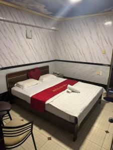 1 dormitorio con 1 cama grande en una tienda de campaña en Gia Bảo Hotel - 234/3 Bạch Đằng, Q.Bình Thạnh - by Bay Luxury en Ho Chi Minh