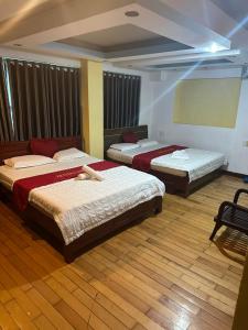 - une chambre avec 3 lits dans l'établissement Gia Bảo Hotel - 234/3 Bạch Đằng, Q.Bình Thạnh - by Bay Luxury, à Hô-Chi-Minh-Ville