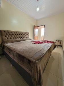 リオ・デ・コンタスにあるPousada Portal da Chapadaのベッドルーム1室(大型ベッド1台、大型ヘッドボード付)