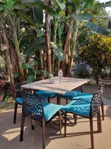 Taman di luar Hotel Vibe by Solitary