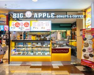una panadería con una gran rosquilla de manzana y café en Comel Service Suite at Times Square, en Kuala Lumpur