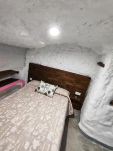 เตียงในห้องที่ Cueva de David