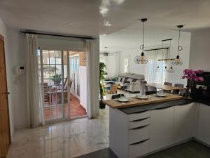 cocina y sala de estar con vistas a un comedor en Luz de la Marina, en Almuñécar