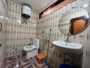Koupelna v ubytování SNOWFLAKE Homestay + 37 fotografií