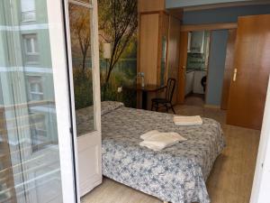 タラゴナにあるResidencia Alclausellの小さなベッドルーム(ベッド1台、テーブル付)