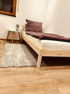 Blick Bergwinkel في شلوشترن: سرير في غرفة مع سجادة وطاولة