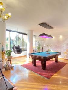 sala de estar con mesa de billar sobre una alfombra en The Vintage Fairytale !, en El Cairo