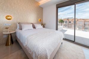 Ένα ή περισσότερα κρεβάτια σε δωμάτιο στο Villa de Sol in Los Alcazares with 4 bedrooms, private swimming pool, sauna and jacuzzi.