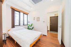 a bedroom with a bed and a window at Skytree Apartment Self Check-in in Tokyo