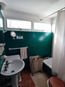 a bathroom with a sink and a toilet and a tub at Aurelia. Dúplex en complejo cerrado en San Rafael in Punta del Este