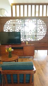 sala de estar con TV y mesa en Hoi An Four Seasons Villa en Hoi An