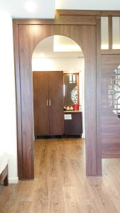 una sala de estar con suelo de madera y un arco en Hoi An Four Seasons Villa en Hoi An