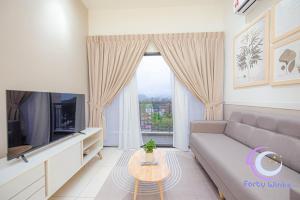 sala de estar con sofá y ventana grande en Muji 40 Winks Horizon 3-BR Retreat, en Ipoh