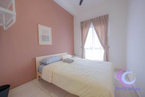 - une chambre avec un lit et une fenêtre dans l'établissement Muji 40 Winks Horizon 3-BR Retreat, à Ipoh