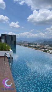 怡保的住宿－Muji 40 Winks Horizon 3-BR Retreat，享有城市景致的大型游泳池