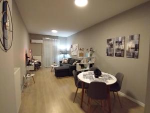 Posteľ alebo postele v izbe v ubytovaní Axd DownTown Spacious Lux Apartment