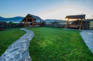un sentiero che conduce a un gazebo in un campo di RED HOUSE a Bakuriani Altre 16 foto