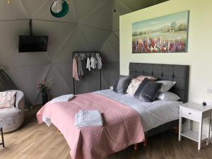 Benllech Glamping客房内的一张或多张床位