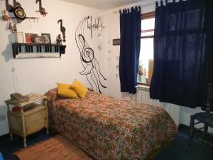 1 dormitorio con cama y ventana en Casa La Urraca en Río Grande