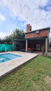 una casa con piscina en el patio en Cabaña LA JUANA en 