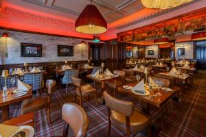 Un restaurante u otro lugar para comer en Grand Hotel Tralee
