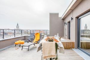 una mesa y sillas en un balcón con vistas en Love Nest - Your cosy penthouse en Ostende
