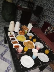 una bandeja de comida en una mesa con platos de comida en Riad taddert, en Marrakech