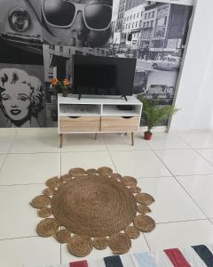 a living room with a television and a pile of coins at Departamento Moritan in Posadas