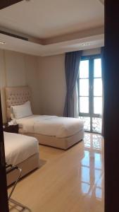 ein Hotelzimmer mit 2 Betten und einem Fenster in der Unterkunft GAZLA in Riad