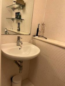 a bathroom with a sink and a mirror at 1 Bed flat in Central London in London