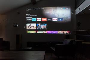 TV a/nebo společenská místnost v ubytování Le Cinoche, cocon sous les toits