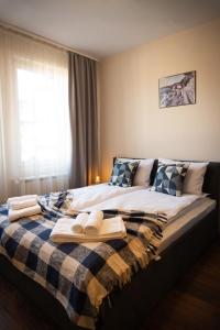 ein Schlafzimmer mit einem Bett mit Handtüchern darauf in der Unterkunft IG Apartments Royal Towers 426 in Bansko