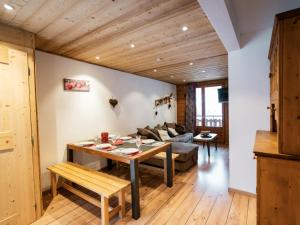 a living room with a table and a couch at Bel Appartement 3 Pièces avec Balcon, Proche Centre Châtel, Parking et Connexion WiFi - FR-1-676-119 in Châtel