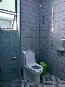 łazienka z toaletą i prysznicem w obiekcie Homestay in Kigali, Rusororo w mieście Masaka