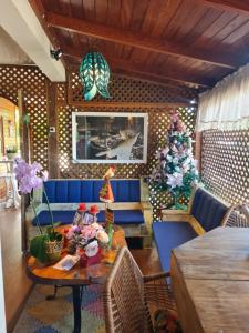 uma sala de estar com uma árvore de Natal e uma mesa em Casa da Rosa hospedagem em Florianópolis em Florianópolis